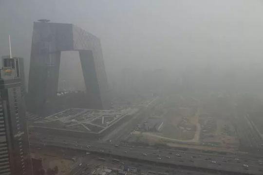 霾也称灰霾(烟雾)空气中的灰尘,硫酸,硝酸,有机碳氢化合物等粒子也能