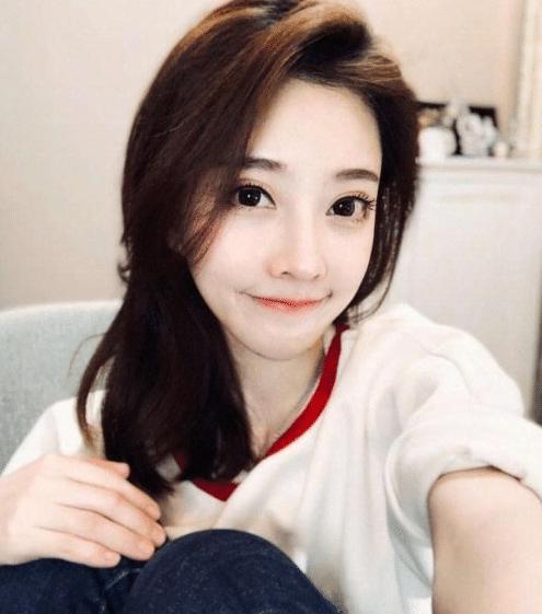 冯提莫被“干爹”偷拍，时长13分钟视频流出，网友:这下凉了