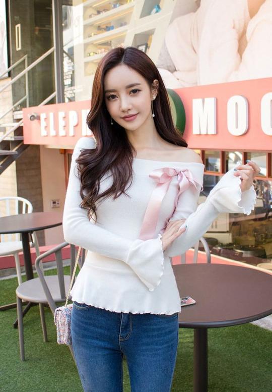街拍:长相清新身材好的小姐姐,成熟妩媚气质温婉!