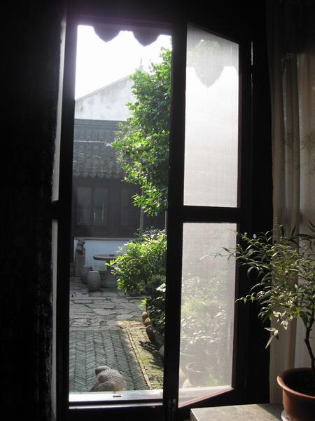 清晨推开窗,照进来的第一缕阳光,深深呼吸上一口气,享受江南的早晨的