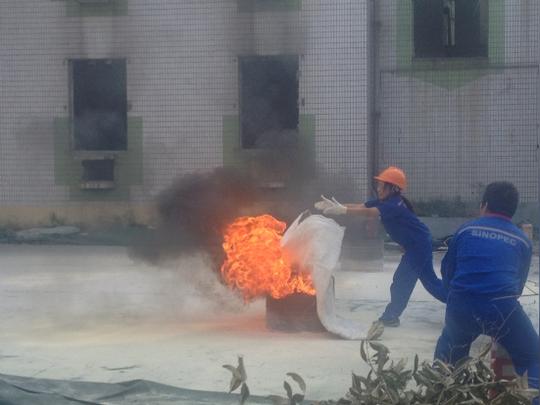 木材集团望江加油站举行消防安全演练活动