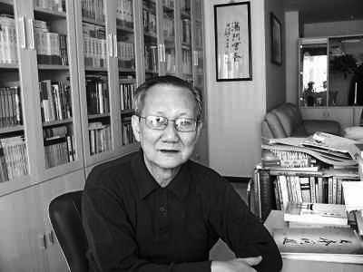 1956年毕业于北京大学东方语言文学系日本文学专业.