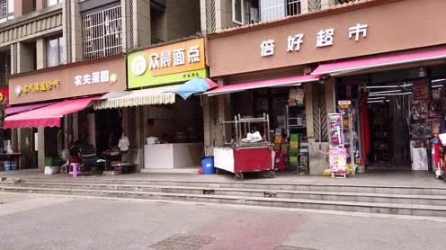 成都创业小伙开着每月4000的门面，还要找摊位，究竟怎么了?