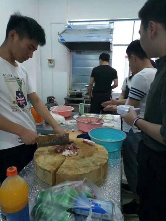 大学生创"共享厨房":十元一次学校审核食材