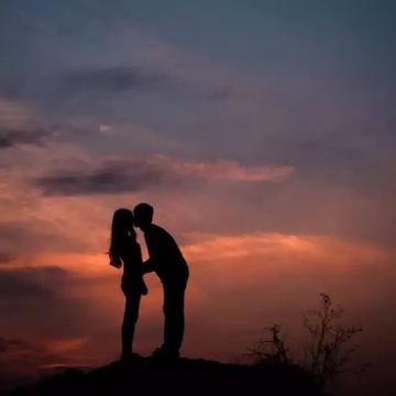 瑟瑟的情侣背景图