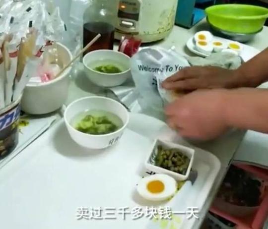 这样的店主要做的就是美团,饿了么等大型外卖平台的生意.