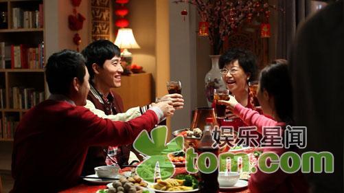携手"飞人"刘翔激情碰杯传动可口可乐祝福狂潮