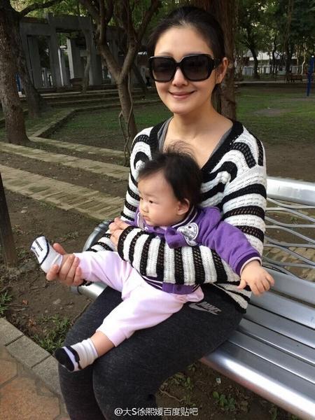 大s在微博晒女儿萌照,小玥儿穿着黄色小衣服,粉嫩嫩的脸蛋,萌宝宝样子
