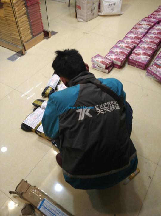 这不,今天已经是第四个快递员了,光天天快在家兼职手工活递的快递