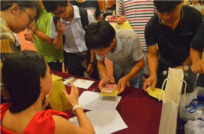 新华都商学院创业mba项目主任汪晓霞博士;mba中心主任杨延阳博士;项目
