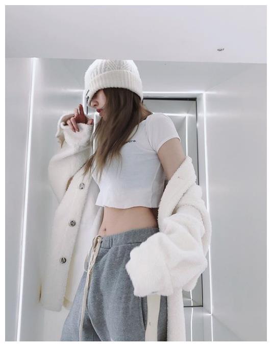 周扬青罕见秀出自己的身材，高鼻梁蚂蚁腰，身边好友更是焦点!