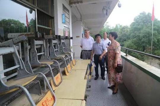汽车正文艰苦创业,合法经营;饮水思源,回报社会,这是陈昌世夫妇