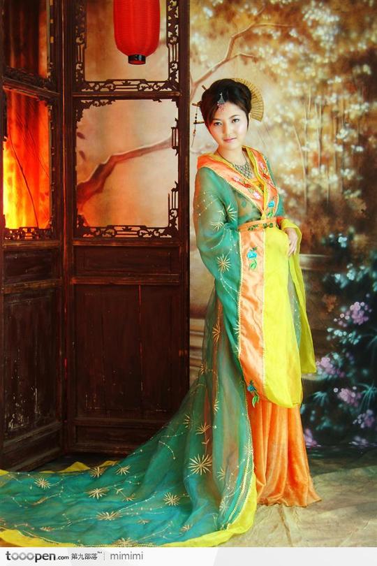 穿传统古装美女靠门而站