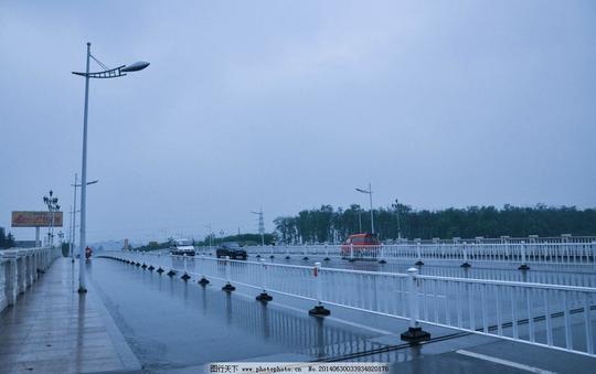 雨后的桥下雨公路路灯城市阴天天气马路护栏国内旅游