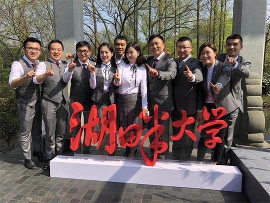 中国辣条之王:他高中学历创业做辣条,年营收20亿成为马云弟子