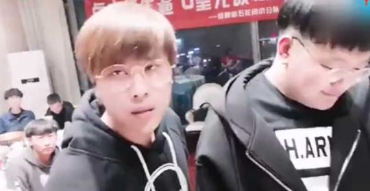 在评论中粉丝也表示错了就要认,口嗨一时爽,在直播中也要规