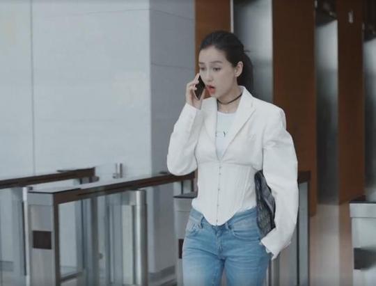 创业时代:杨颖穿黑色吊带礼服,黄轩的眼神亮了,就该这样穿!