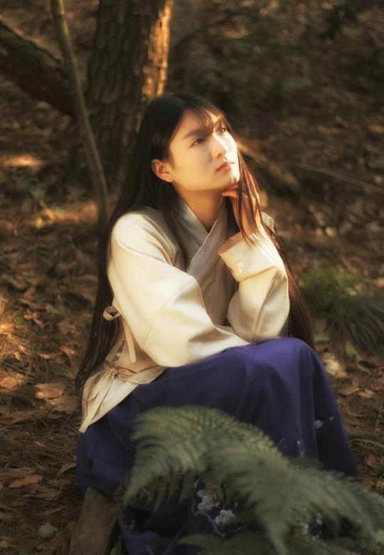 小清新素雅古装长发妹子森林写真
