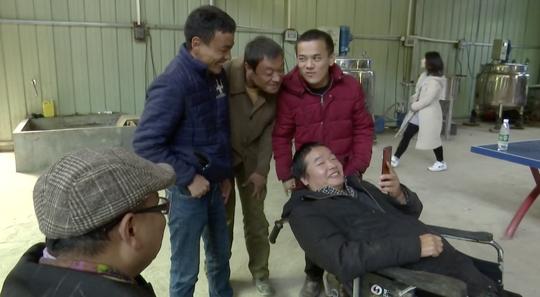 男子高位截瘫后创业:吸纳18名残疾人就业，带贫困户脱贫致富