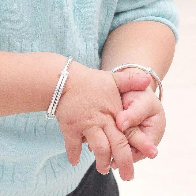 刚出生的小孩能戴银手镯吗
