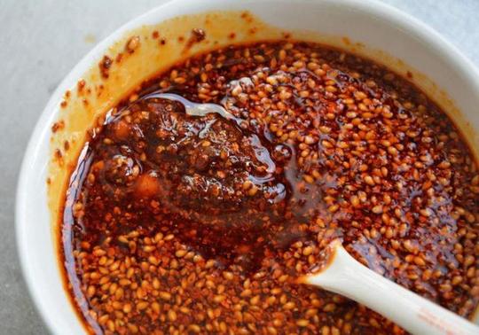 炸辣椒油不要直接浇热油，这样做才好吃，又香又辣超下饭