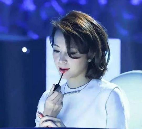 杨幂也中了"毒奶色"的骗局,网友期待董卿小姐春晚的