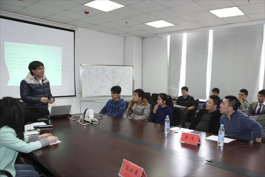 企业嘉宾对项目组介绍进行详细点评张成博摄