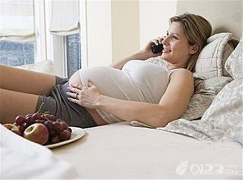 长时间躺着玩手机对孕妇有什么伤害