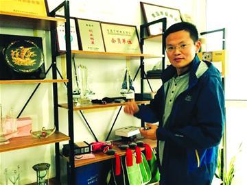 母亲心系祖国给儿起名叫国庆创业当老板成明星