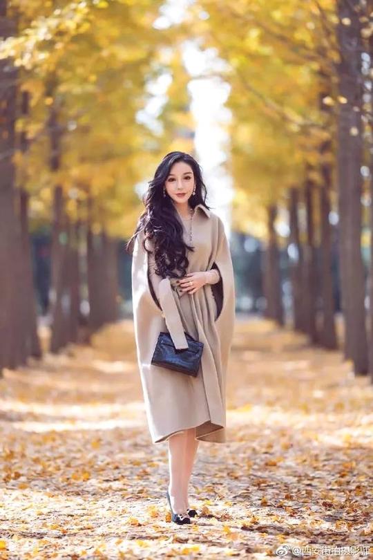 西安摄影师拍摄的萌妹子秋日银杏唯美人像端庄大气