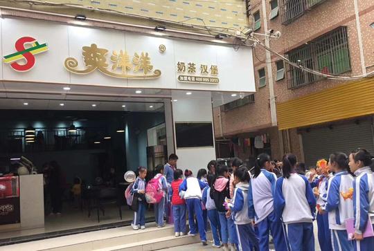 初中附近适合的小生意(初中学校门口开奶茶店可行吗)