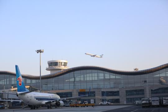 一架南航飞机从乌鲁木齐t3航站楼上空飞过-冯明远
