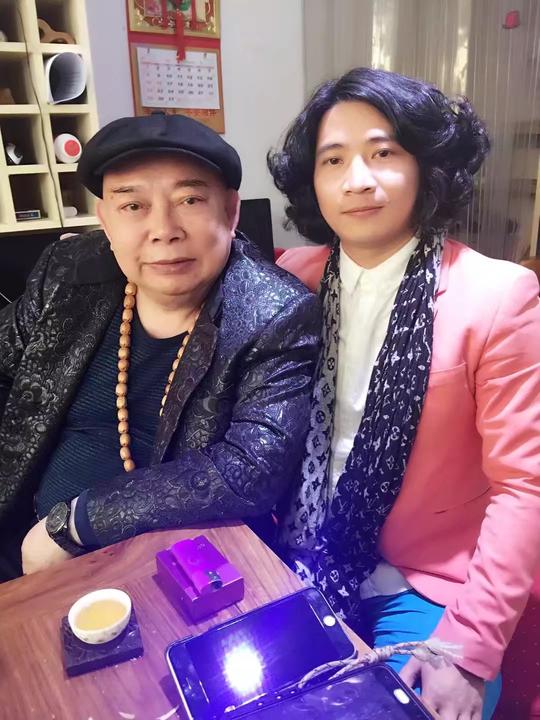 肖昂出生于湖北黄冈市英山县、创业经历:做过化妆、摄影、等工作、