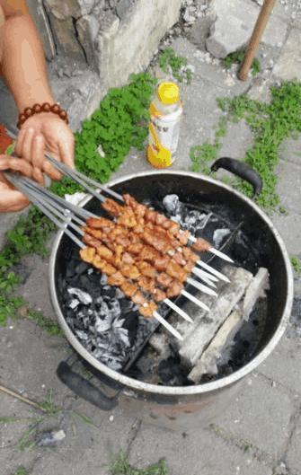 农村自制烧烤炉,巨实惠,做下的烤肉巨好吃!