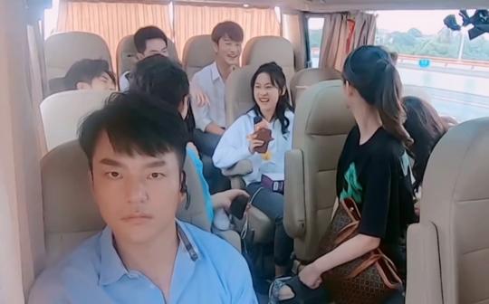 「令人心动的offer2」实习生欢乐玩“认人名”游戏帅气郭律全程盯镜头^