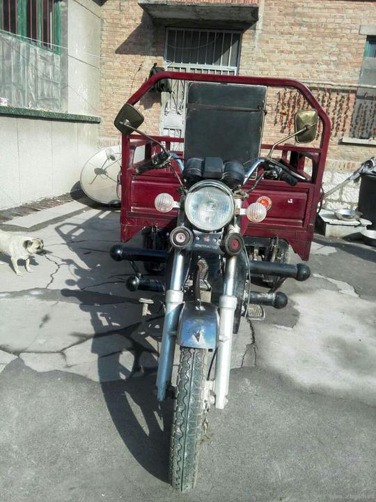 转一辆农村家用的宗申三轮摩托车