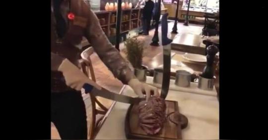 火极一时的“撒盐哥”，牛排店生意惨淡，却打起中国小吃的主意!