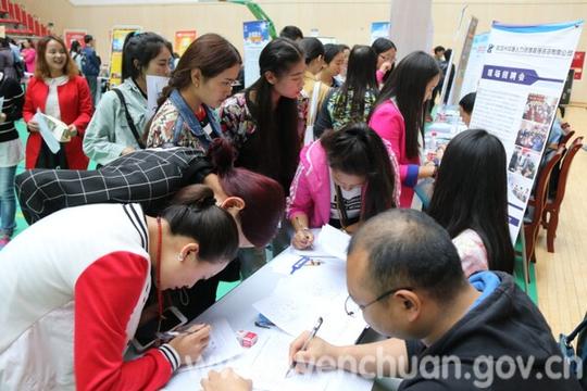 阿坝州就业局副局长杨发刚介绍说:今年州政府把促进大学生创业就业