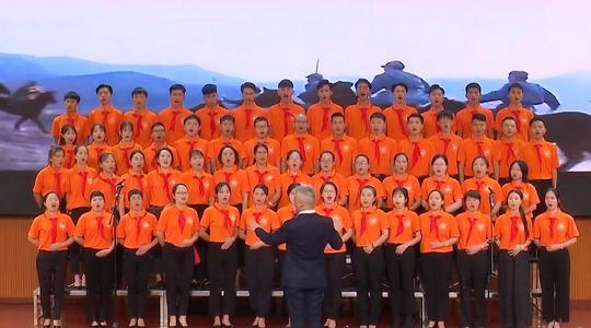 红歌创意合唱视频，演唱的铿锵有力，好听至极