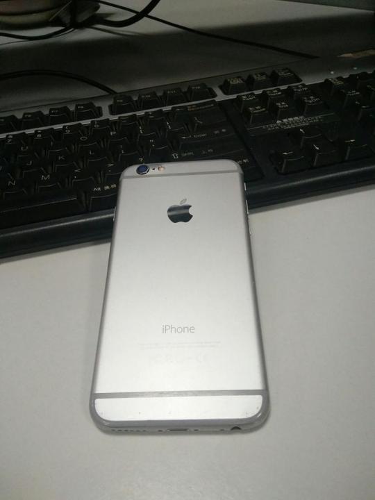 苹果iphone6深空灰色16g这个手机功能非常好,屏幕稍有瑕疵,送手机