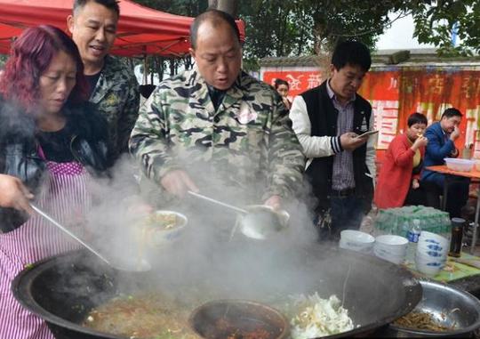 中年夫妇摆摊出售它一碗10元排长队来都是回头客