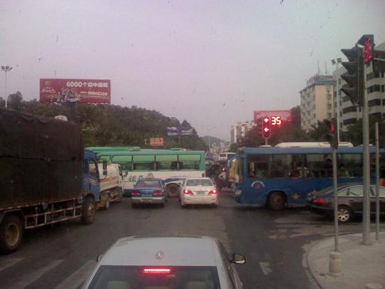 下班高峰三亚金鸡岭路口碰擦致交通堵塞
