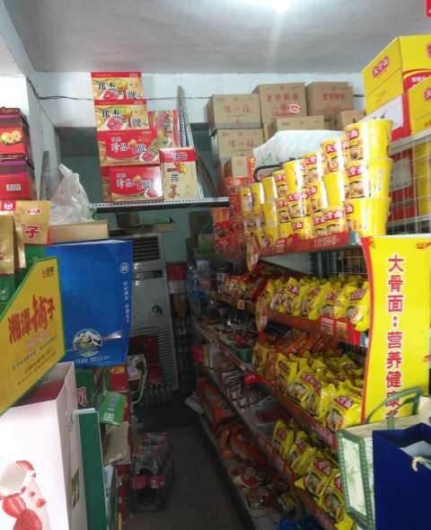 七一路齐庄路口,两间门面外围宽敞,是极佳做生意旺地,经营多年,因有其