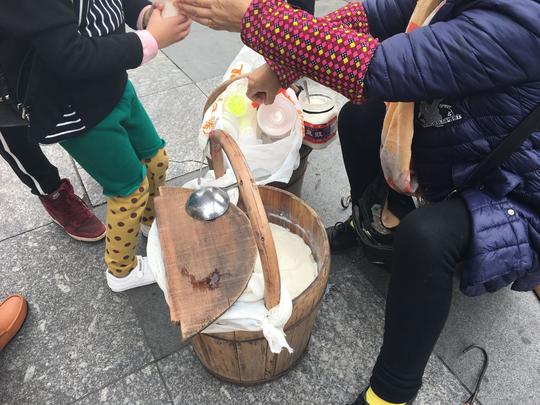 农村大妈街边摆摊卖寻常小吃,3元一碗生意好,