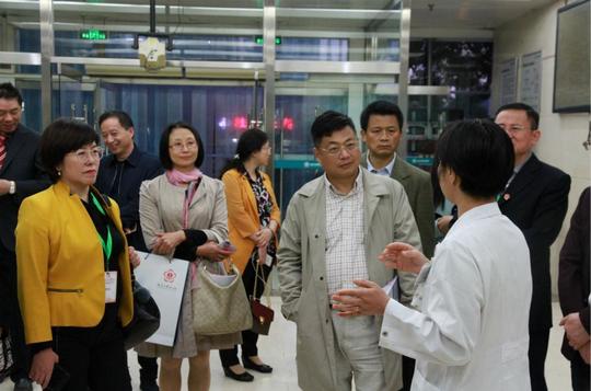生殖医学中心主任助理吴红萍向校友介绍包括单基因疾病诊断在内的前沿