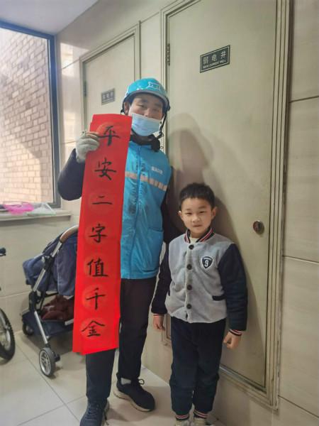 图说:青少年将温暖送给春节期间坚守岗位的工作者。浦东新区团区委供图