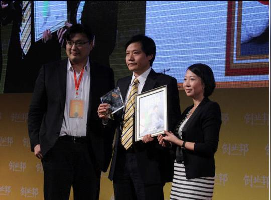 图为小米科技创始人雷军荣获"创业邦2012年中国度创业人物".(图