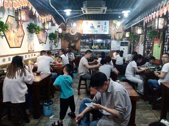 邻村二妮菜煎饼合作门店火爆.jpg