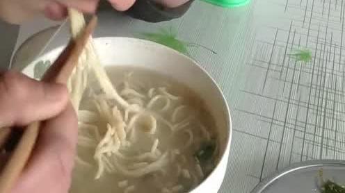 农村小伙下馆子，要了份大碗牛肉拉面，狼吞虎咽好过瘾!