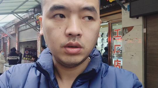 生活不容易，创业川哥为了生活东奔西走，累并快乐着